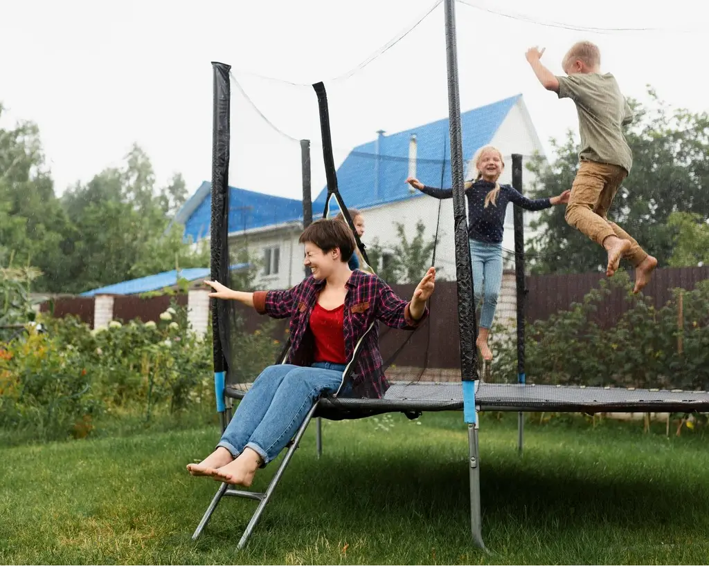 Health Risks Associated With Bouncing on a Trampoline